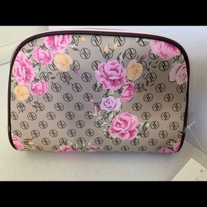Adrienne Vittadini Makeup Bag